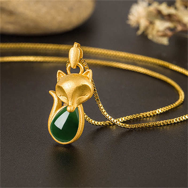 Collana pendente con motivo a volpe in calcedonio verde Buddha Stones