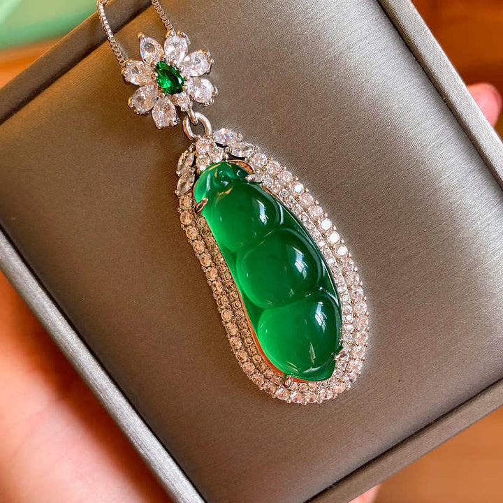 Collana con ciondolo portafortuna in giada ciano e fagiolo della fortuna