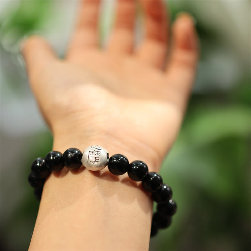 Braccialetto di protezione con perline di onice nero in argento sterling 925 Buddha Stones con incisione del personaggio