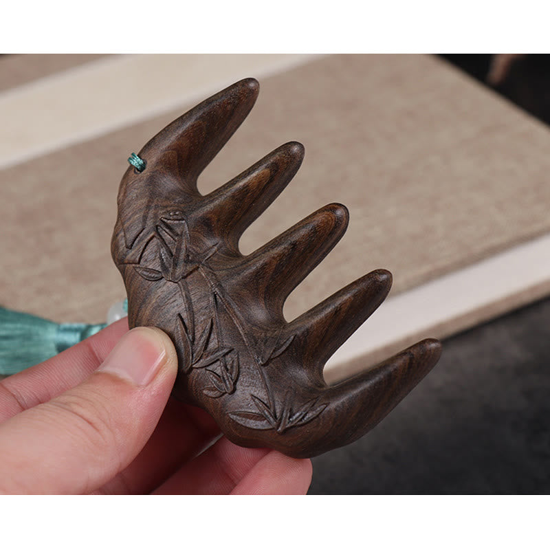 Pettine con nappa lenitiva inciso con fiori di prugna, fiori di loto e pesce koi in legno di sandalo verde