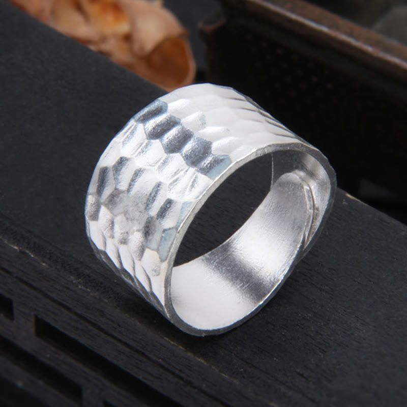 Anello con motivo martellato rustico fatto a mano in argento sterling 990 tibetano Buddha Stones