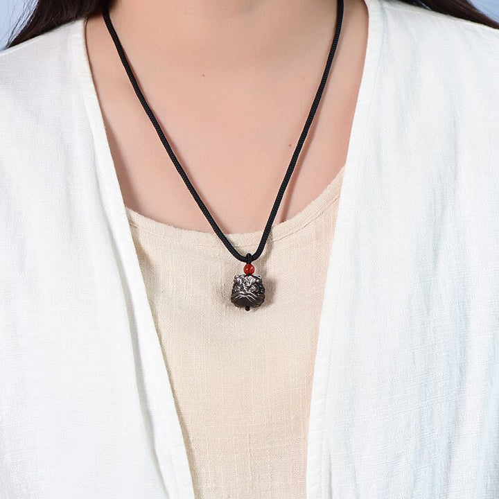Collana con ciondolo di protezione del leone danzante in ossidiana lucida d'argento naturale Buddha Stones