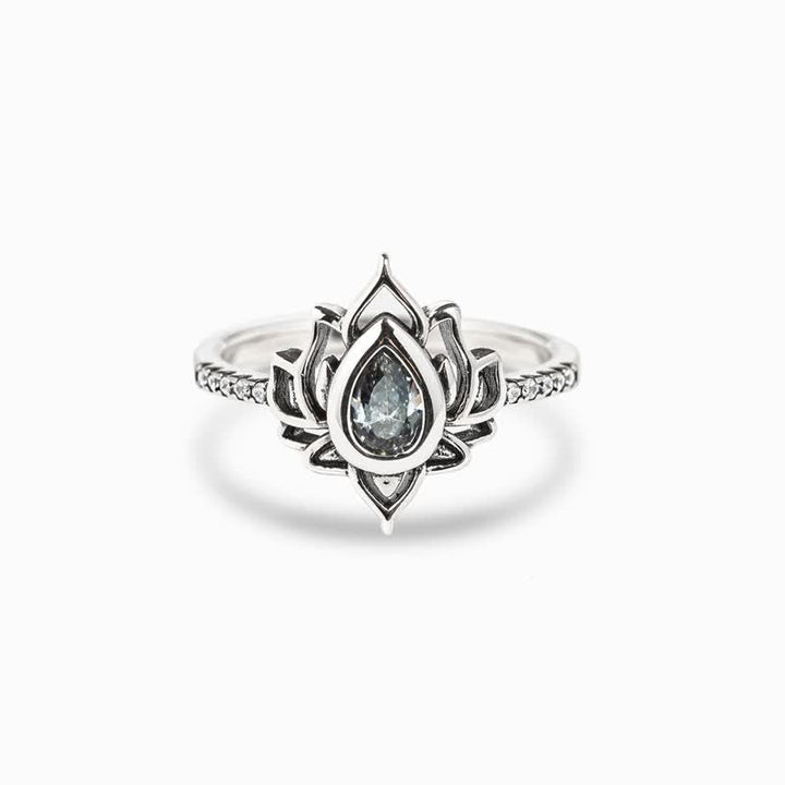 Anello di protezione con benedizione in zircone e loto in argento sterling Buddha Stones