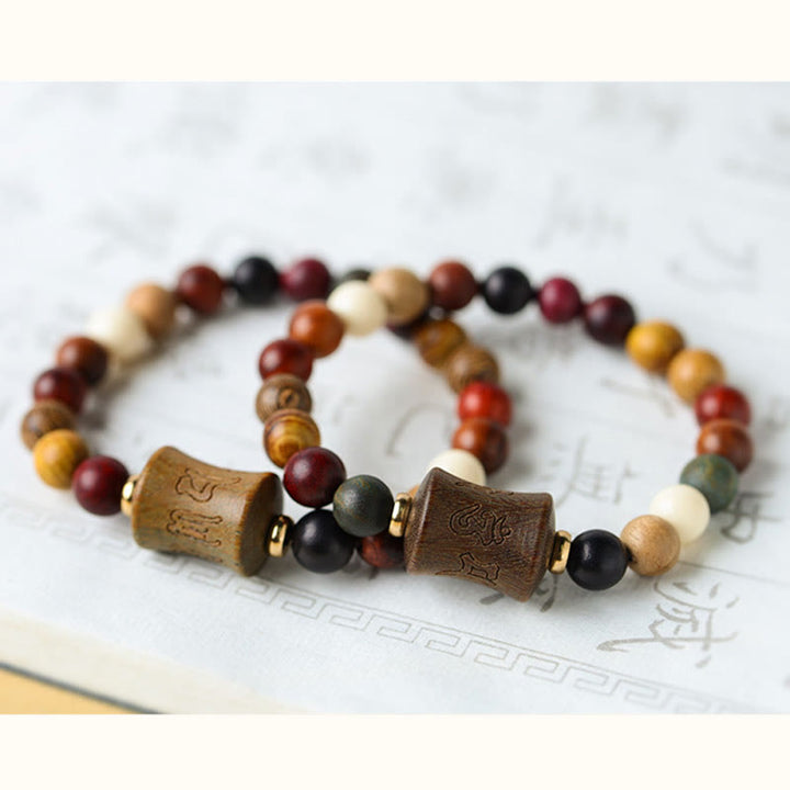 Braccialetto di protezione multicolore in legno di sandalo tibetano Om Mani Padme Hum