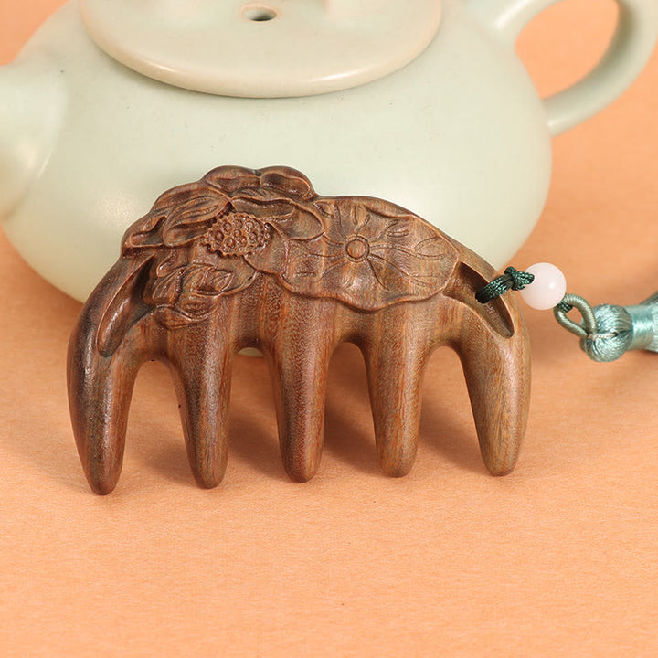 Pettine con nappa lenitiva inciso con fiori di prugna, fiori di loto e pesce koi in legno di sandalo verde