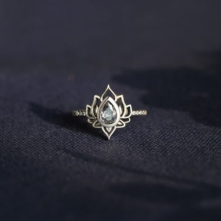 Anello di protezione con benedizione in zircone e loto in argento sterling Buddha Stones