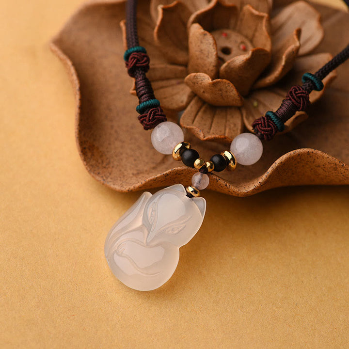 Collana con ciondolo in corda dell'armonia con perline di cristallo rosa di volpe e calcedonio Buddha Stones