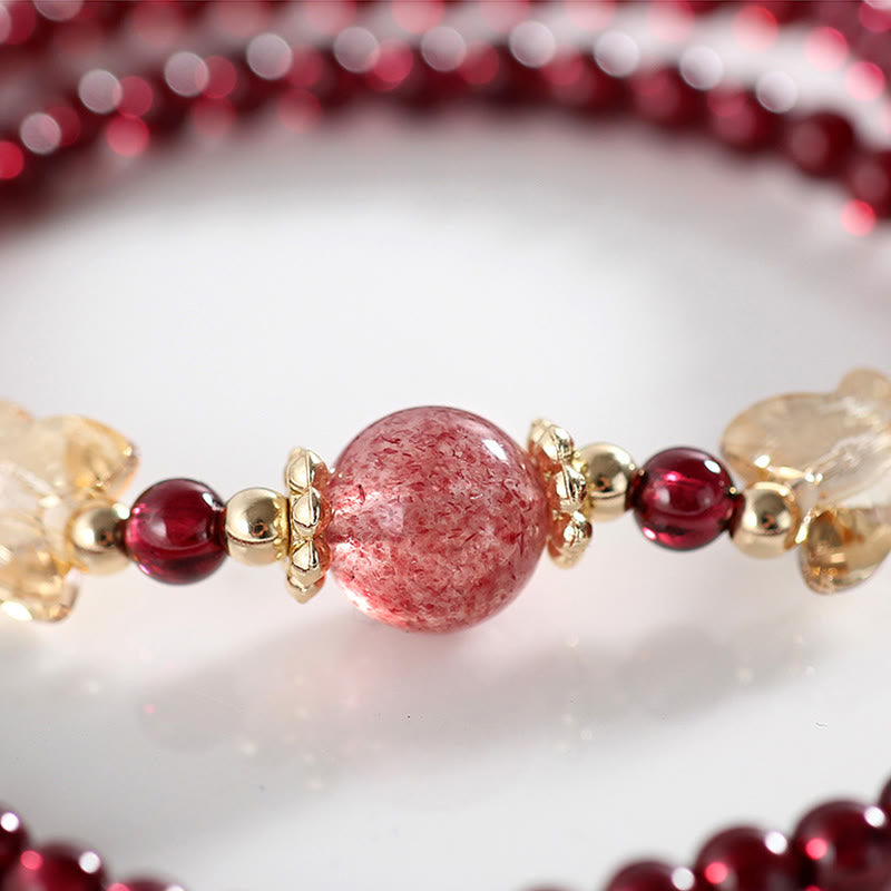 Bracciale Buddha Stones placcato oro 14K con protezione a farfalla in quarzo fragola granato naturale a doppio giro