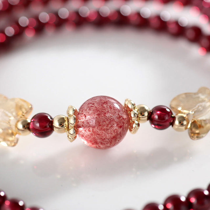 Bracciale Buddha Stones placcato oro 14K con protezione a farfalla in quarzo fragola granato naturale a doppio giro