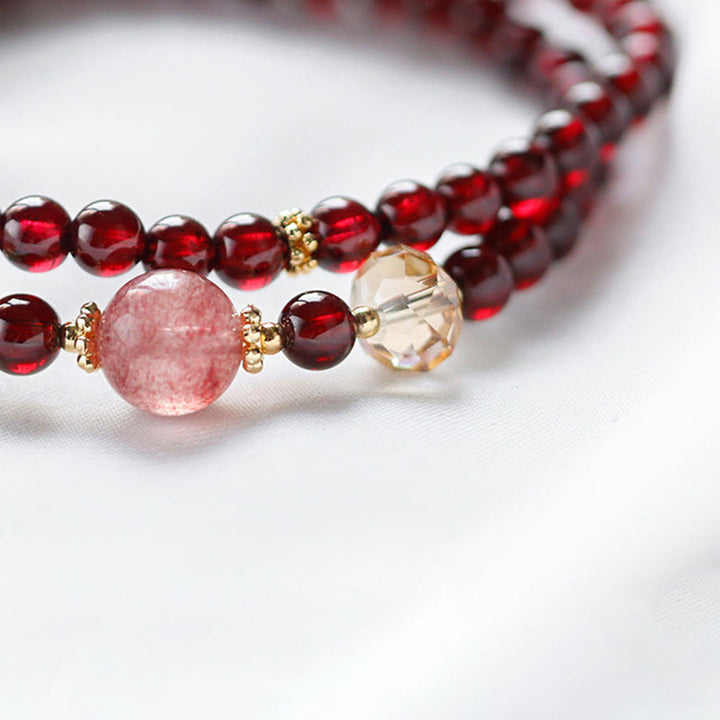 Bracciale Buddha Stones placcato oro 14K con quarzo fragola naturale e granato, stabilità a doppio giro