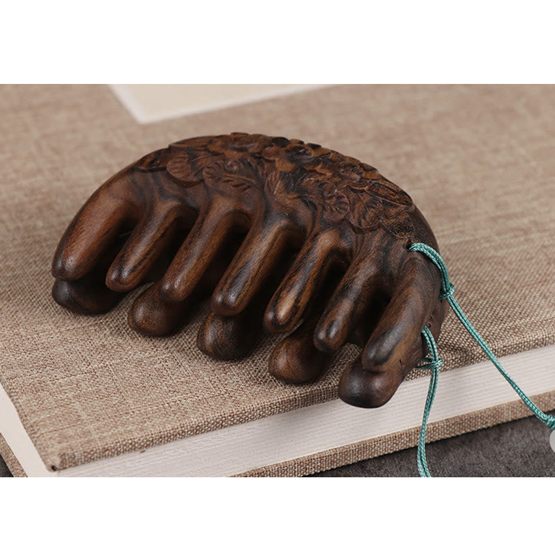 Pettine con nappa lenitiva inciso con fiori di prugna, fiori di loto e pesce koi in legno di sandalo verde