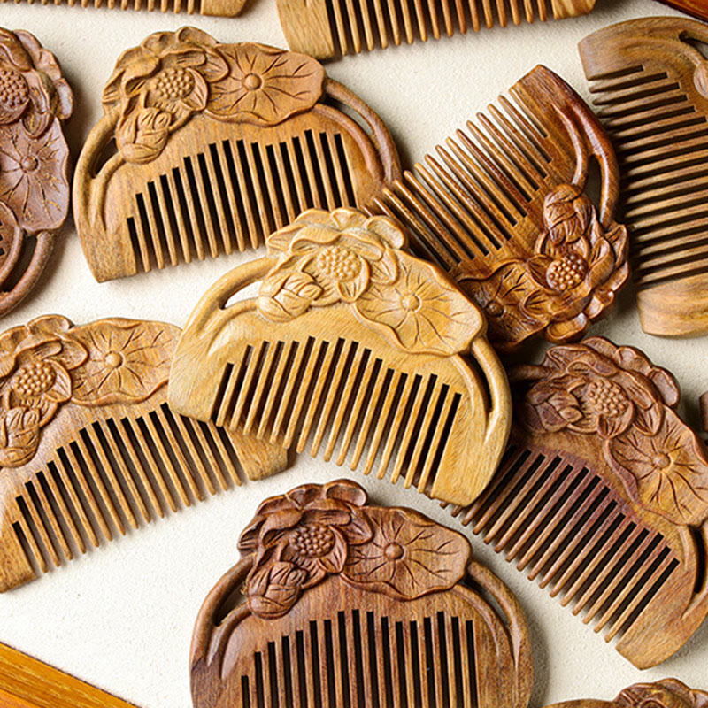 Pettine lenitivo inciso con foglia di fiore di loto in legno di sandalo verde naturale