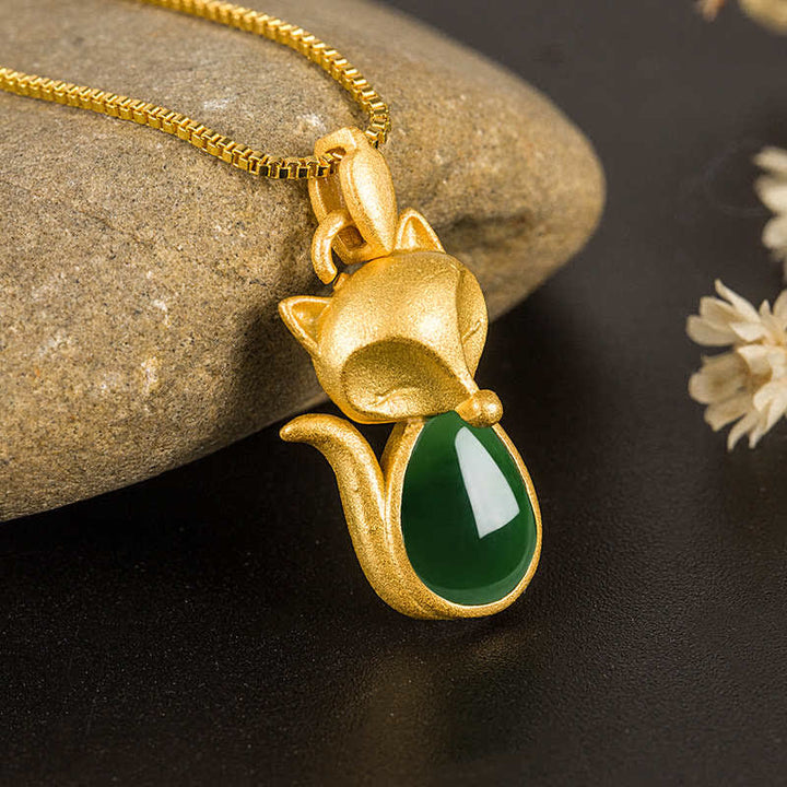 Collana pendente con motivo a volpe in calcedonio verde Buddha Stones