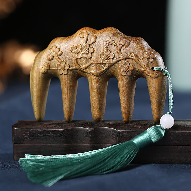 Pettine con nappa lenitiva inciso con fiori di prugna, fiori di loto e pesce koi in legno di sandalo verde