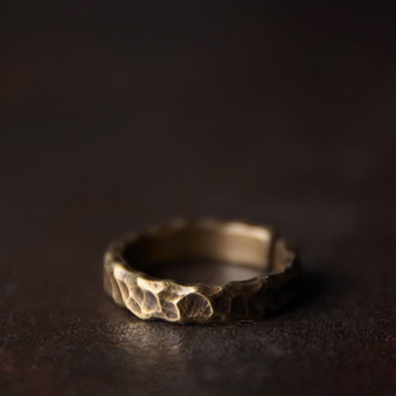 Anello portafortuna in ottone e rame con motivo a rilievo tibetano