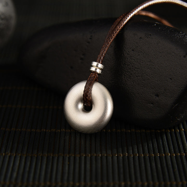 Collana con ciondolo con fibbia rotonda in argento sterling 999 con Buddha Stones e protezione per la pace