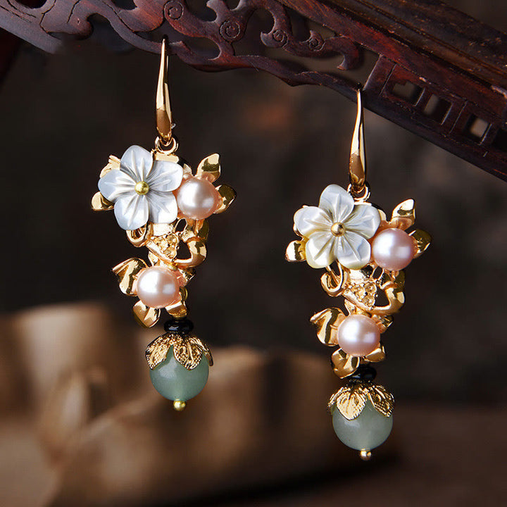 Orecchini pendenti in pietra di tridacna placcata in oro 14K con perle di avventurina verde e fiore di perle Buddha Stones - Perla a forma di fiore di pietra Tridacna grigia, perla verde chiaro - image 0