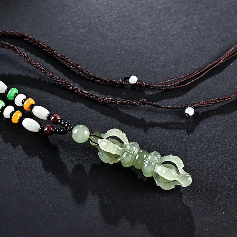 Collana con ciondolo di successo inciso Dorje Vajra in giada ciano naturale tibetana e giada bianca
