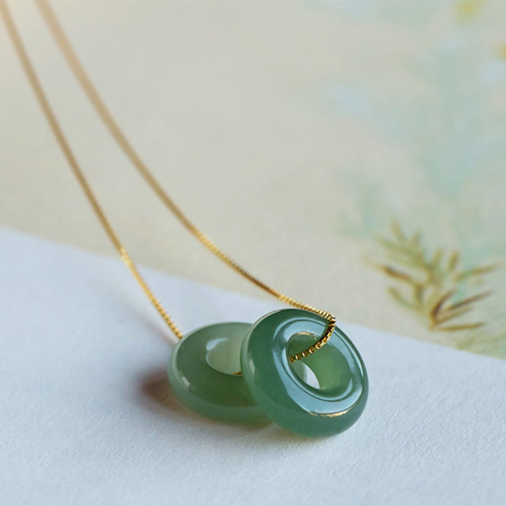 Collana Buddha Stones in giada rotonda naturale con fibbia della pace, fortuna e abbondanza