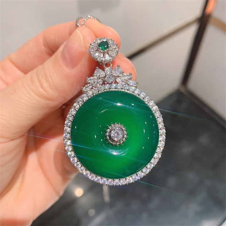 Collana con ciondolo a forma di fibbia rotonda in calcedonio verde con Buddha Stones e forza della pace