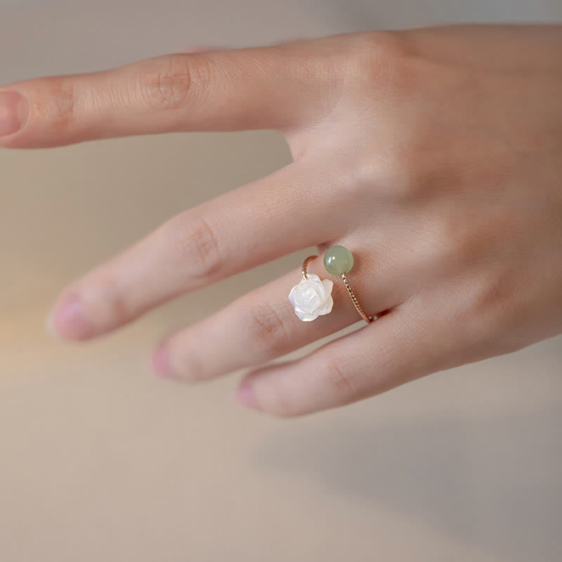 Anello di benedizione con perline di giada e fiore di rosa in pietra tridacna placcata in oro 14K Buddha Stones