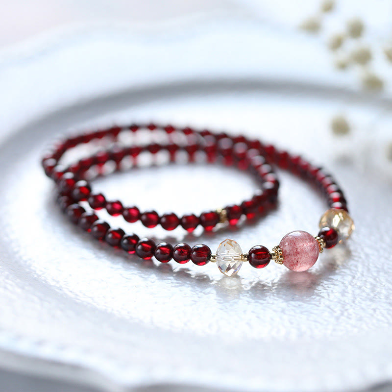 Bracciale Buddha Stones placcato oro 14K con quarzo fragola naturale e granato, stabilità a doppio giro