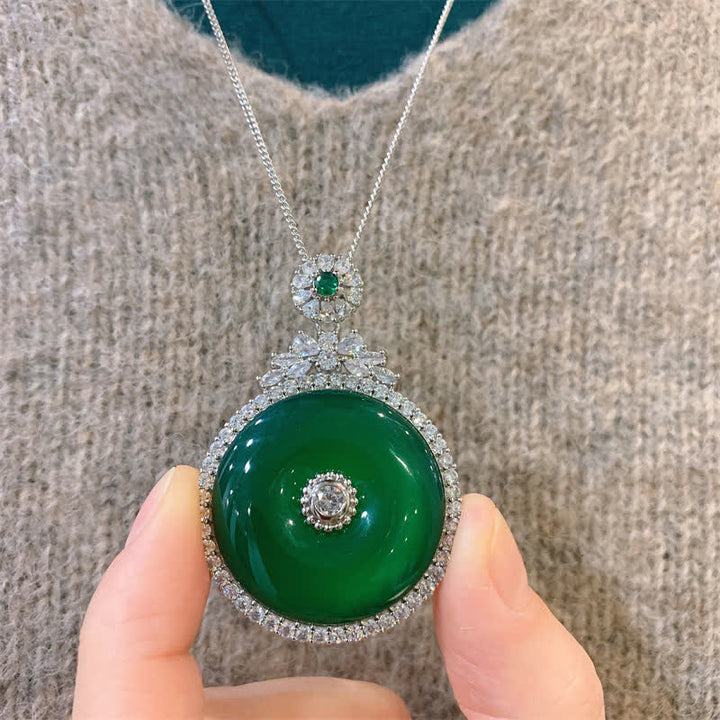 Collana con ciondolo a forma di fibbia rotonda in calcedonio verde con Buddha Stones e forza della pace