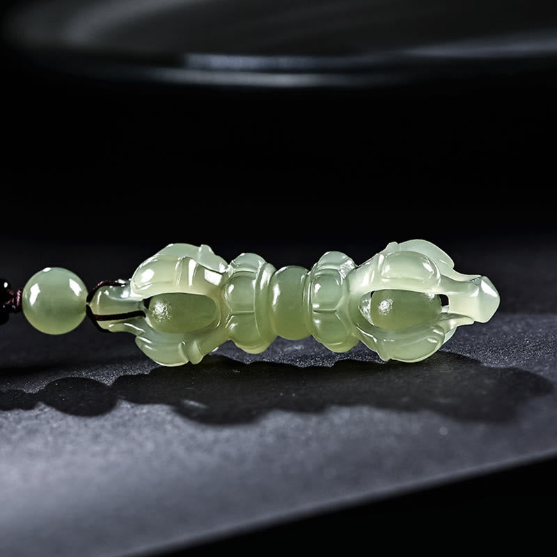 Collana con ciondolo di successo inciso Dorje Vajra in giada ciano naturale tibetana e giada bianca