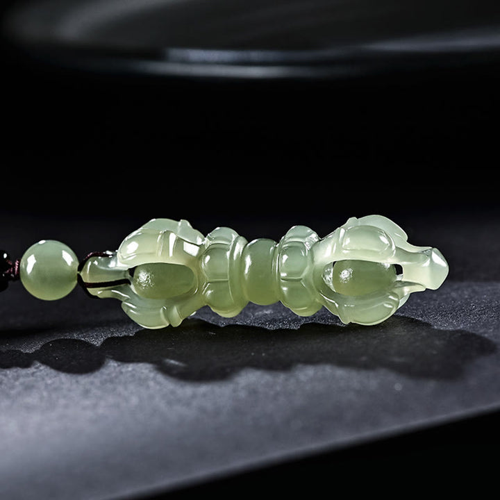 Collana con ciondolo di successo inciso Dorje Vajra in giada ciano naturale tibetana e giada bianca