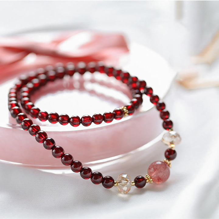 Bracciale Buddha Stones placcato oro 14K con quarzo fragola naturale e granato, stabilità a doppio giro