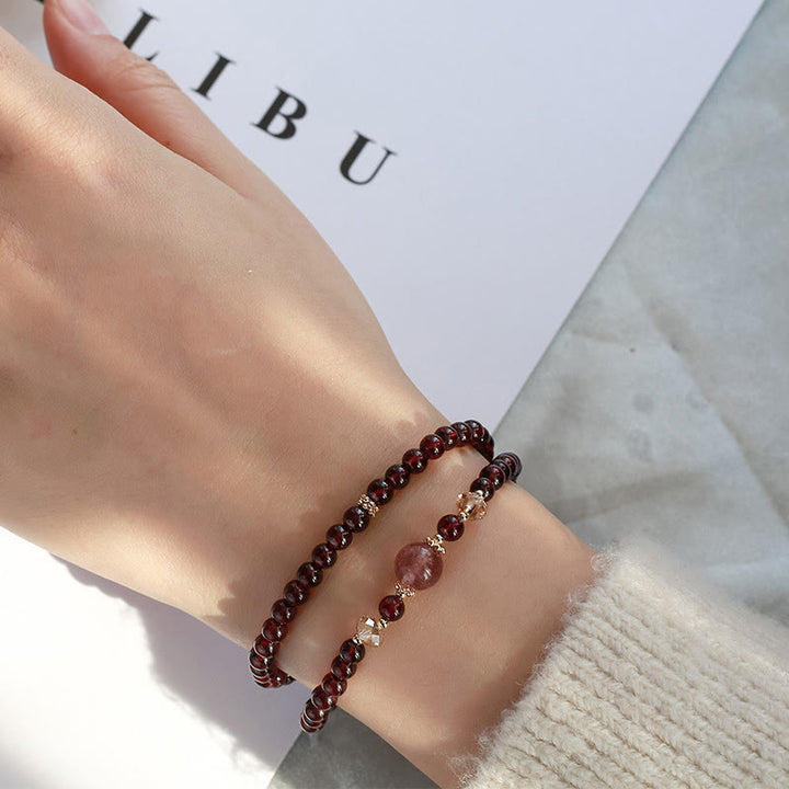Bracciale Buddha Stones placcato oro 14K con quarzo fragola naturale e granato, stabilità a doppio giro