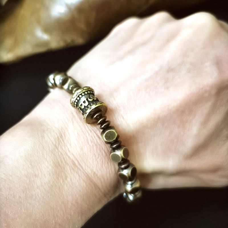 Buddha Stones Tibetano Om Mani Padme Hum Amuleto in ottone intagliato in rame Focus Bracciale