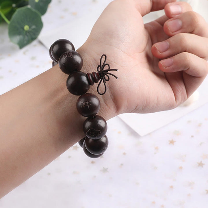 Braccialetto di protezione con piccole foglie di sandalo rosso intarsiate in argento sterling 925 Buddha Stones carattere Om Mani Padme Hum e nuvole di buon auspicio