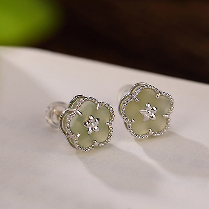 Orecchini a bottone con fiore di prugna in giada Hetian in argento sterling 925 Buddha Stones