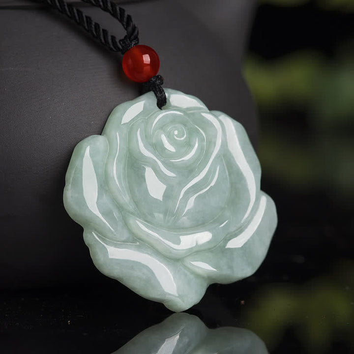 Collana con ciondolo a corda con motivo a loto in Buddha Stones, abbondanza e prosperità