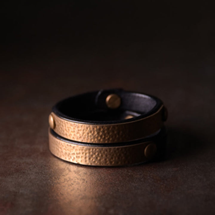Braccialetto di ricchezza in pelle di ottone di rame con texture fatta a mano vintage Buddha Stones
