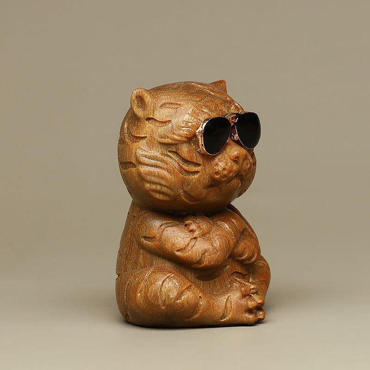 Buddha Stones Piccole Tigre di Sandalo Verde Inciso Decorazioni per Scrivania Positive