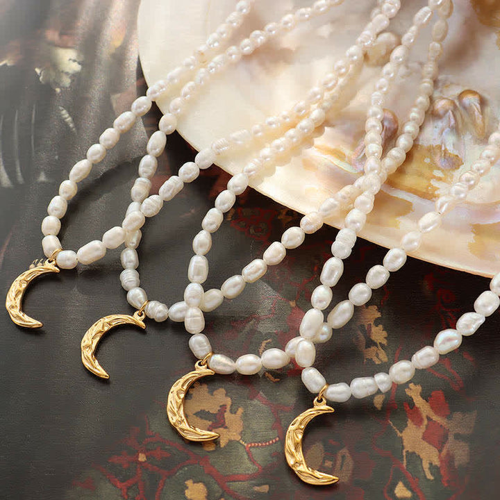 Collana con ciondolo a forma di mezzaluna in perle e luna calma