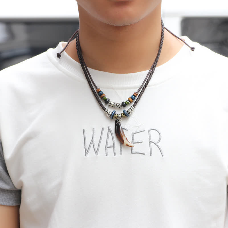 Collana con ciondolo etnica con motivo a denti di lupo e perline, simbolo della ricchezza