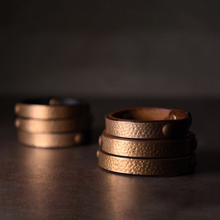 Braccialetto di ricchezza in pelle di ottone di rame con texture fatta a mano vintage Buddha Stones