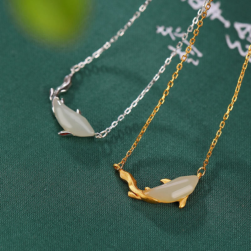 Collana con ciondolo portafortuna a forma di delfino in giada bianca in argento sterling 925 Buddha Stones - image 1