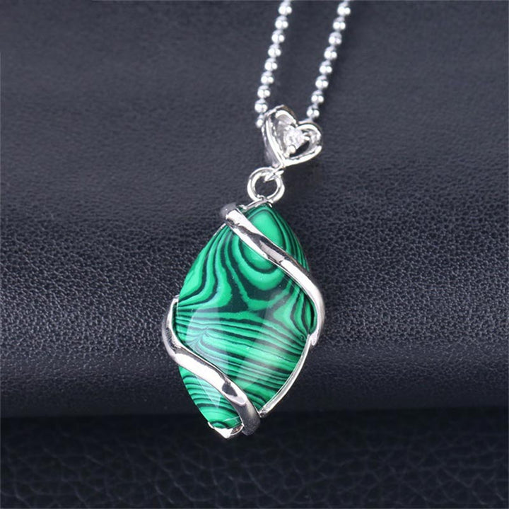 Collana con ciondolo in pietra di cristallo naturale con motivo a marquise Buddha Stones