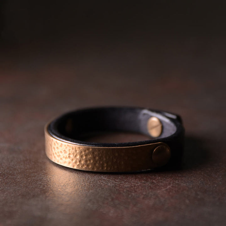 Braccialetto di ricchezza in pelle di ottone di rame con texture fatta a mano vintage Buddha Stones