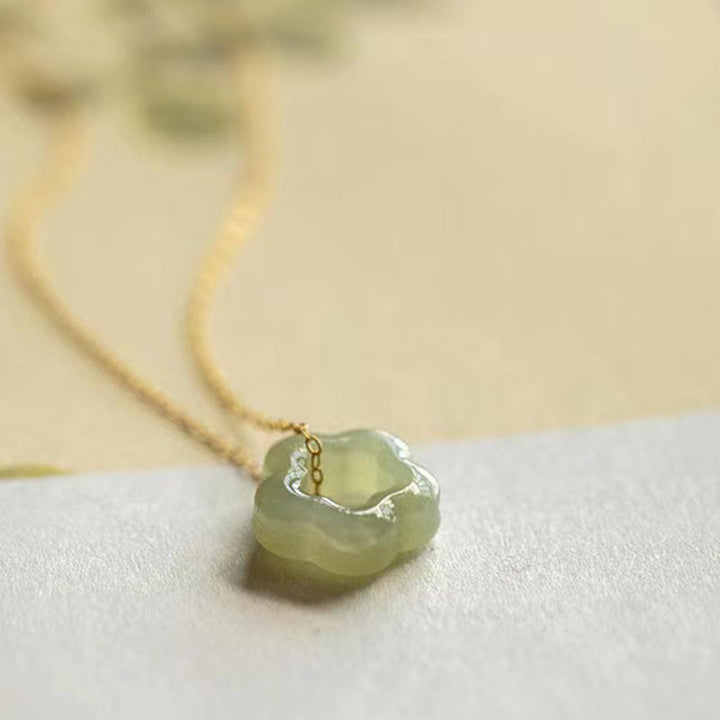 Collana con ciondolo con ciondolo floreale in giada ciano Buddha Stones , delicata giada Hetian