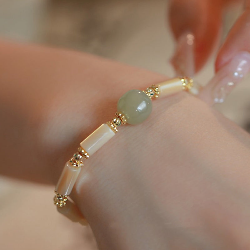 Bracciale Buddha Stones in pietra Tridacna placcata in oro 14K con perline di giada Hetian e motivo in bambù