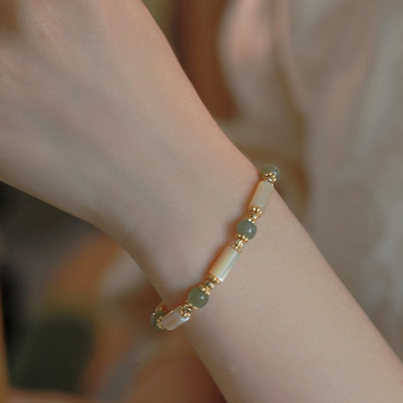 Bracciale Buddha Stones in pietra Tridacna placcata in oro 14K con perline di giada Hetian e motivo in bambù