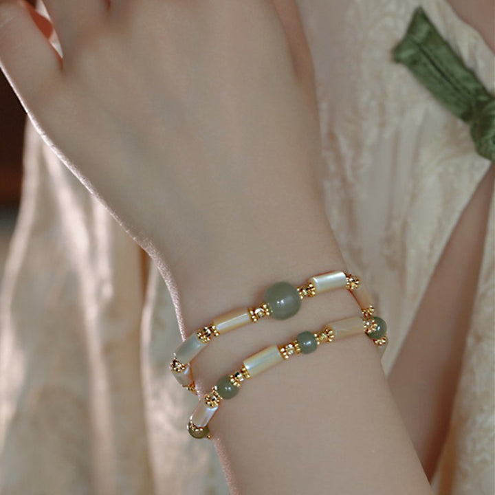 Bracciale Buddha Stones in pietra Tridacna placcata in oro 14K con perline di giada Hetian e motivo in bambù