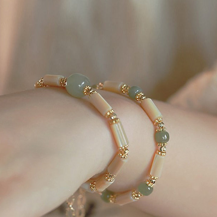 Bracciale Buddha Stones in pietra Tridacna placcata in oro 14K con perline di giada Hetian e motivo in bambù