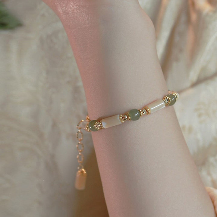 Bracciale Buddha Stones in pietra Tridacna placcata in oro 14K con perline di giada Hetian e motivo in bambù