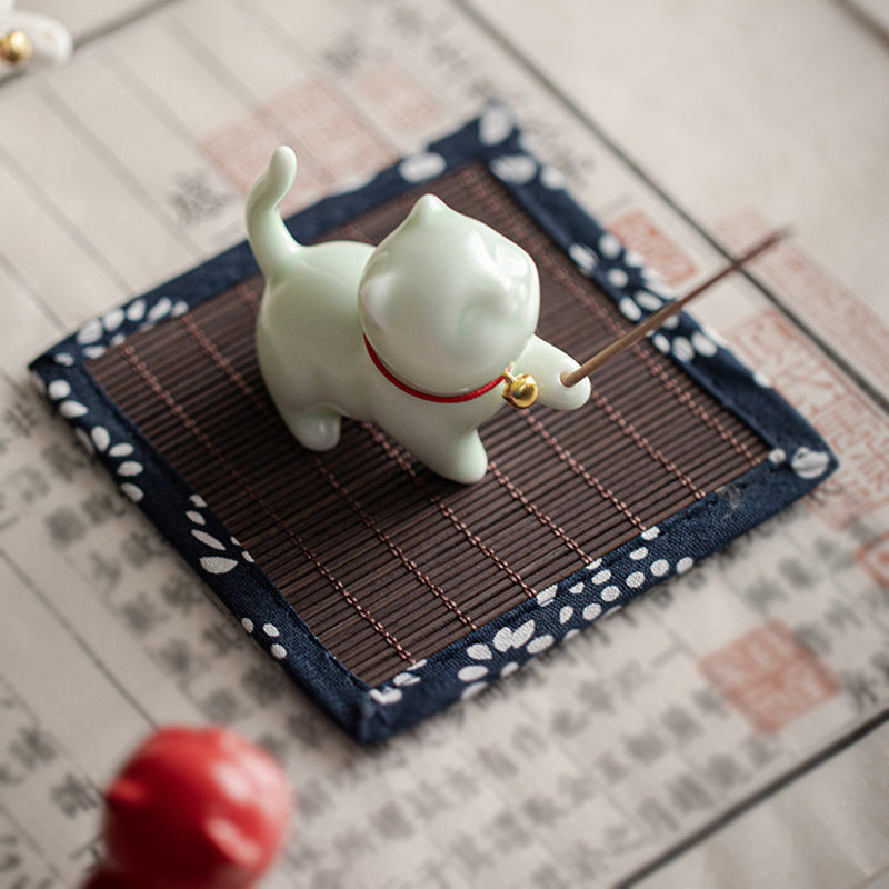 Buddha Stones Mini Lucky Cat Kitten Tea Pet Ceramica Casa Scrivania Figurina Decorazione Con Tappetino Di Bambù